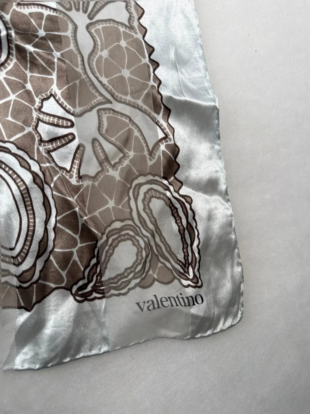 Foulard Valentino in seta grigio/argento, fantasia geometrica – Vintage
