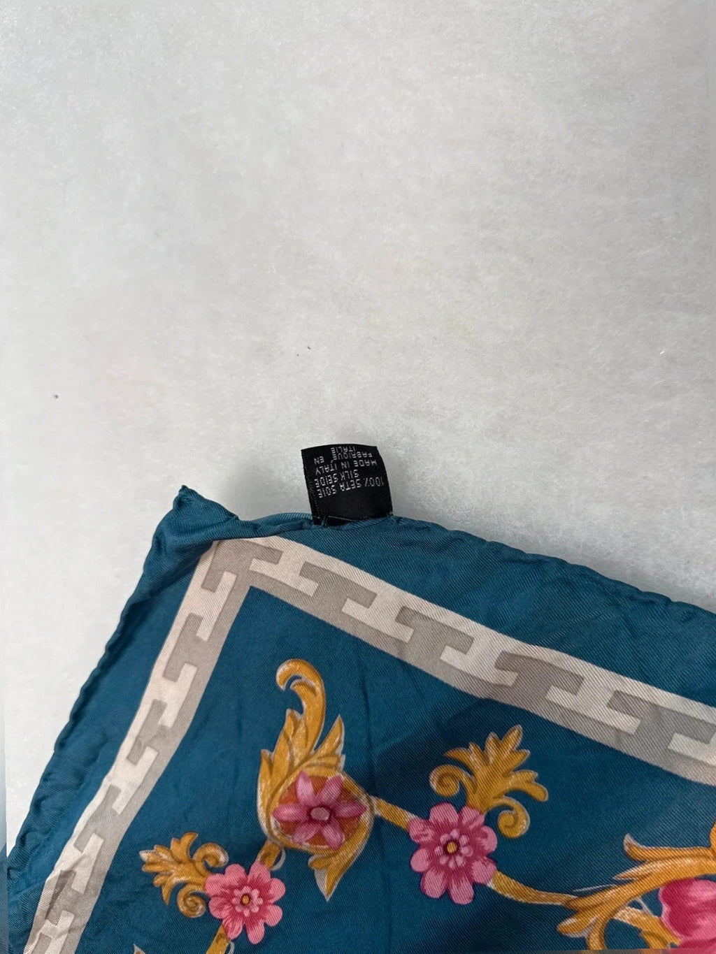 Foulard Fendi in seta, fantasia floreale blu – Vintage