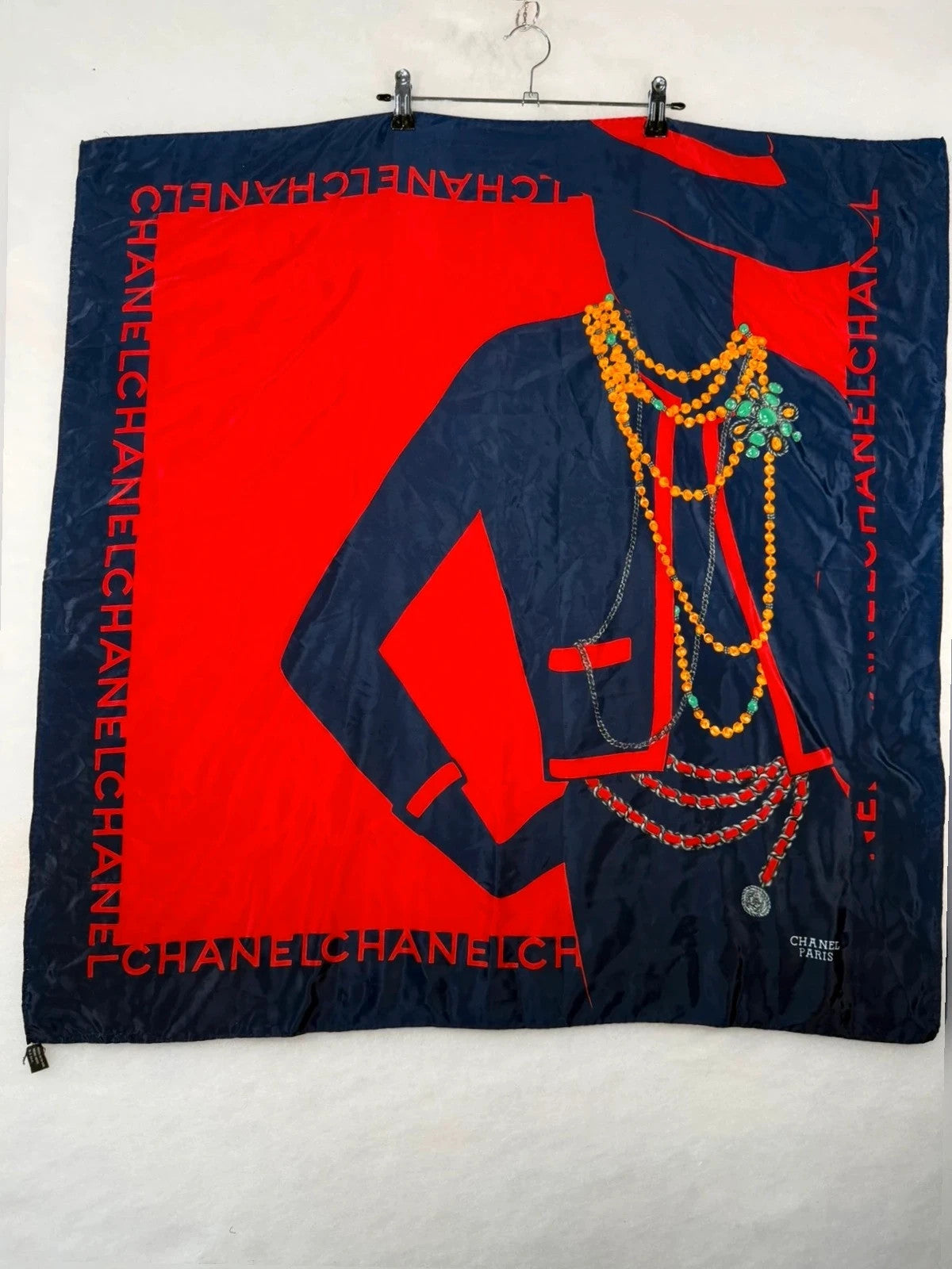 Foulard Chanel blu e rosso, stampa logo e gioielli – Vintage
