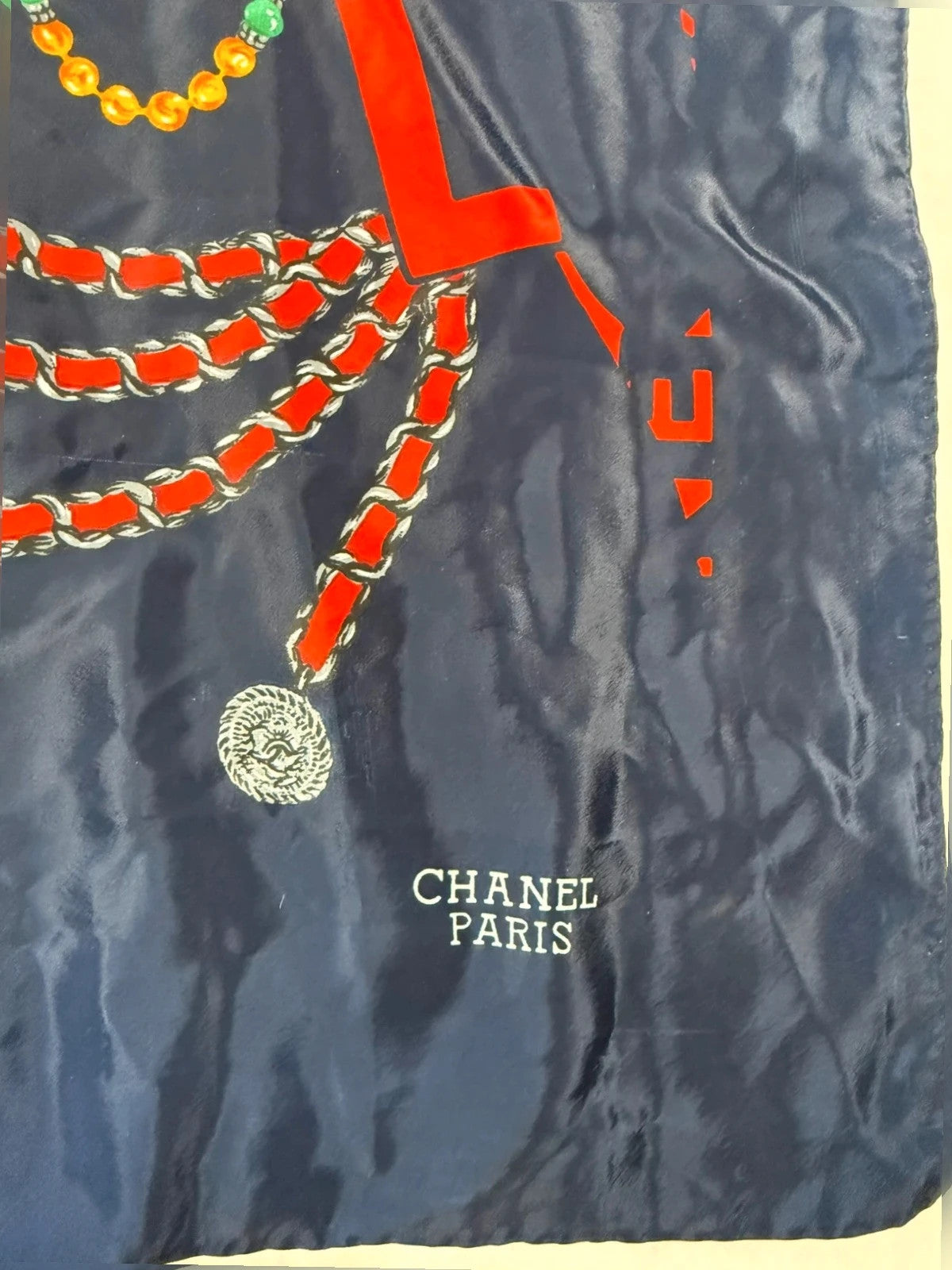Foulard Chanel blu e rosso, stampa logo e gioielli – Vintage