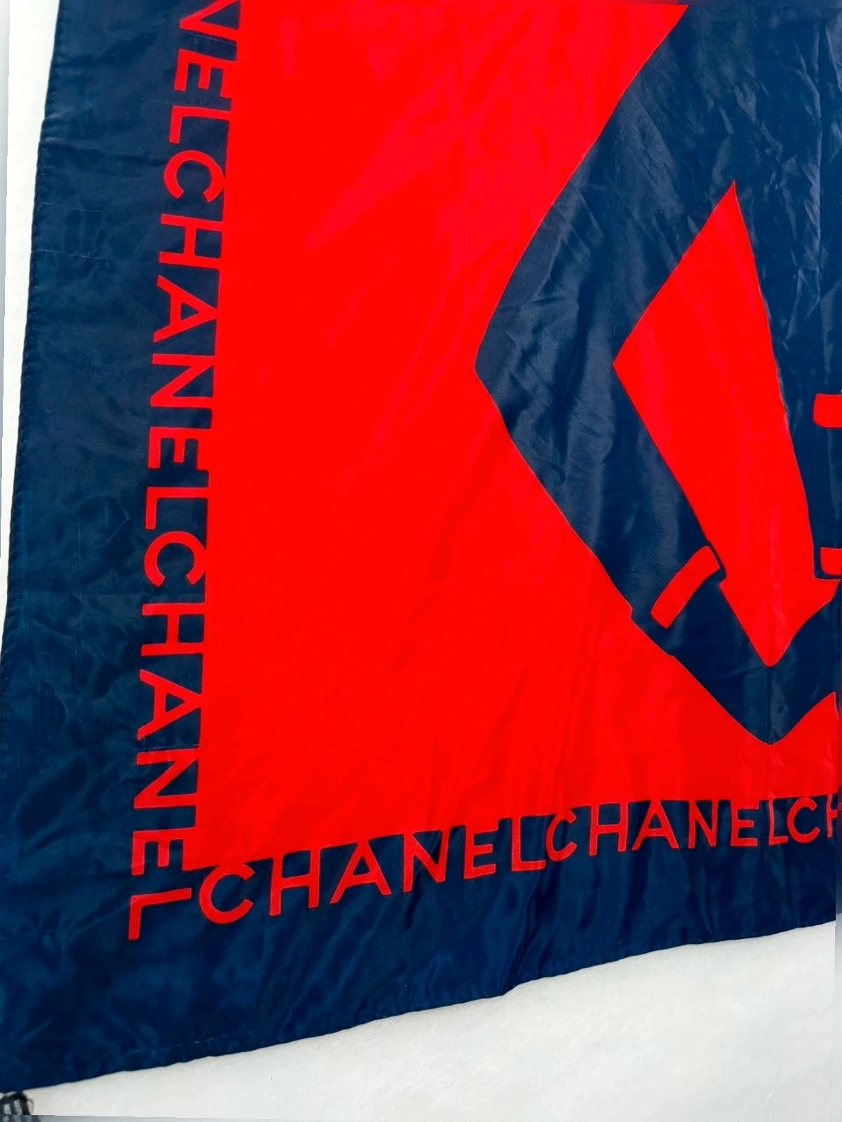 Foulard Chanel blu e rosso, stampa logo e gioielli – Vintage