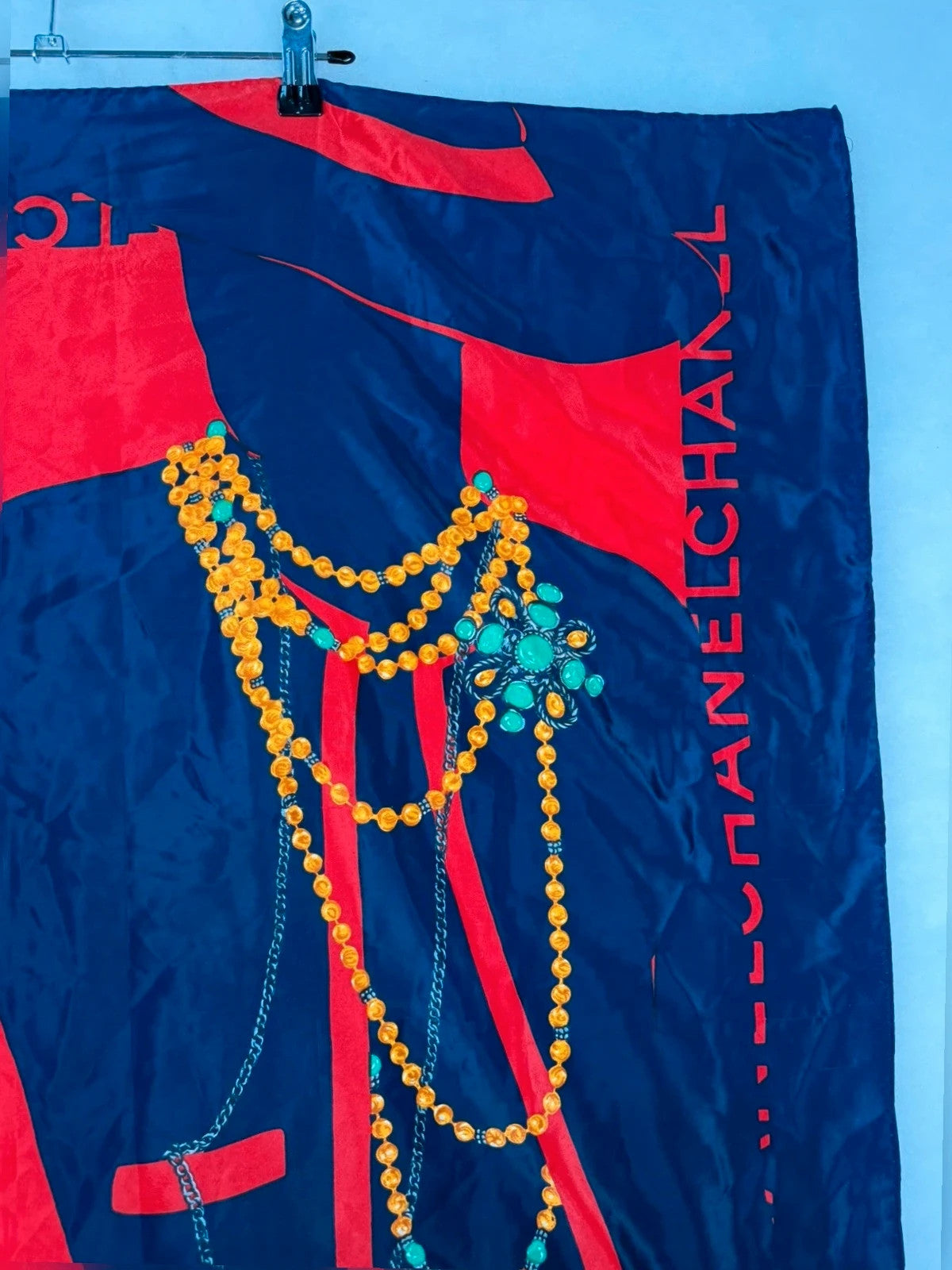 Foulard Chanel blu e rosso, stampa logo e gioielli – Vintage
