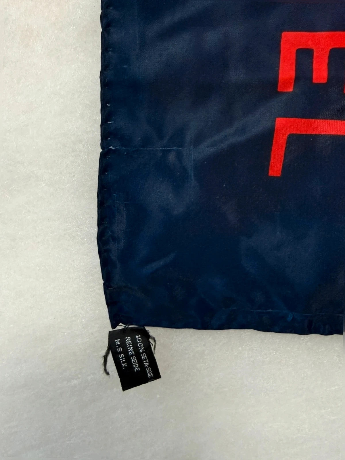 Foulard Chanel blu e rosso, stampa logo e gioielli – Vintage