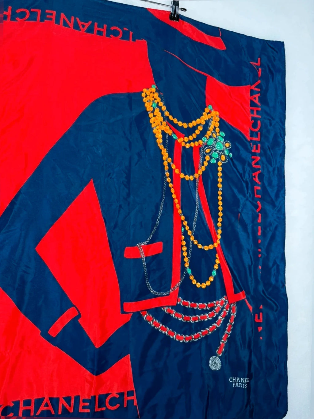 Foulard Chanel blu e rosso, stampa logo e gioielli – Vintage