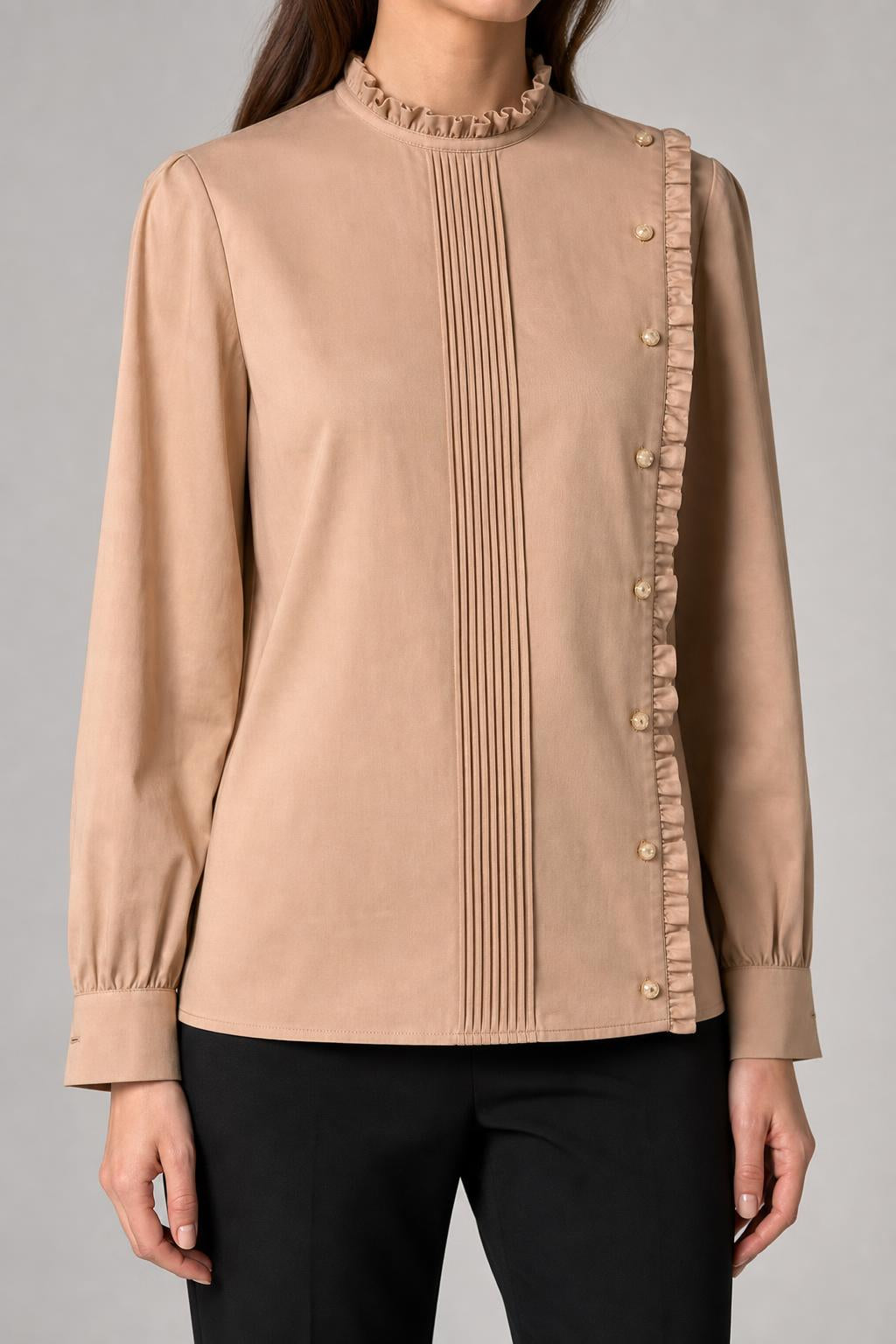 Blusa vintage donna beige cipria indossata