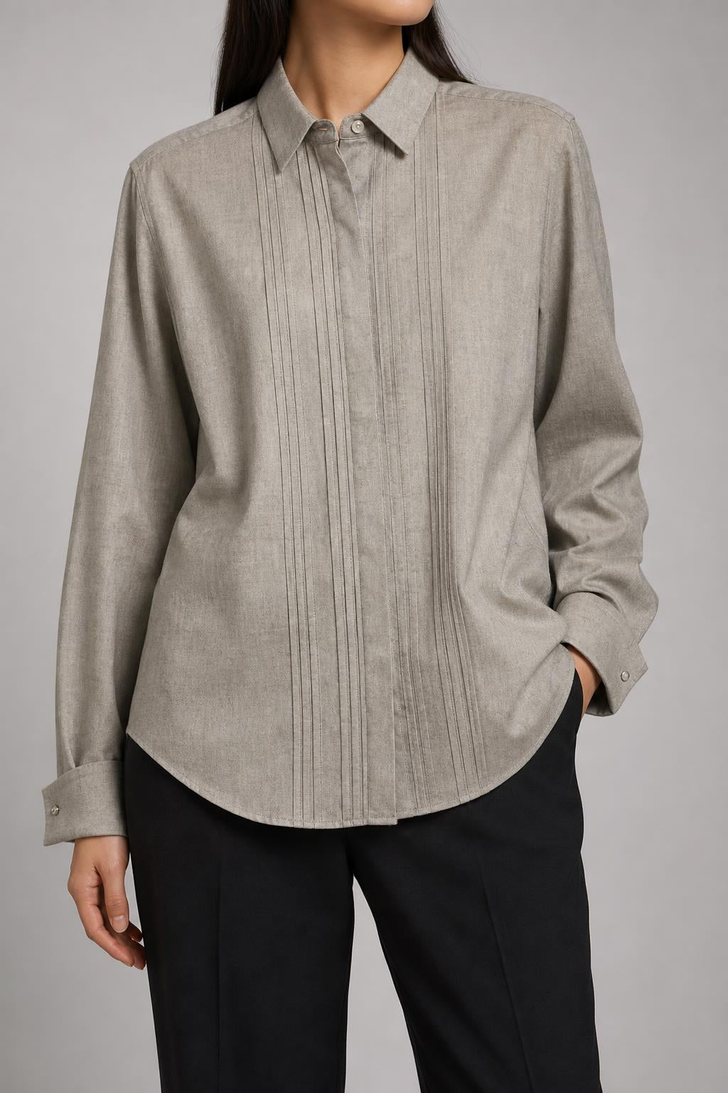 Camicia Cacharel donna beige indossata
