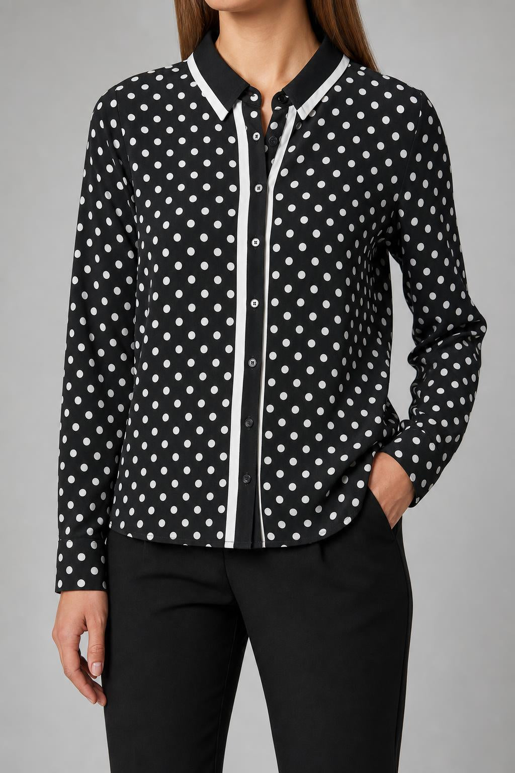 Blusa vintage donna nera a pois bianchi indossata