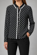 Blusa vintage donna nera a pois bianchi indossata