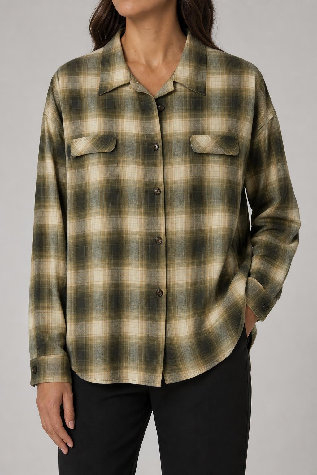 Camicia overshirt vintage donna quadri verde beige indossata