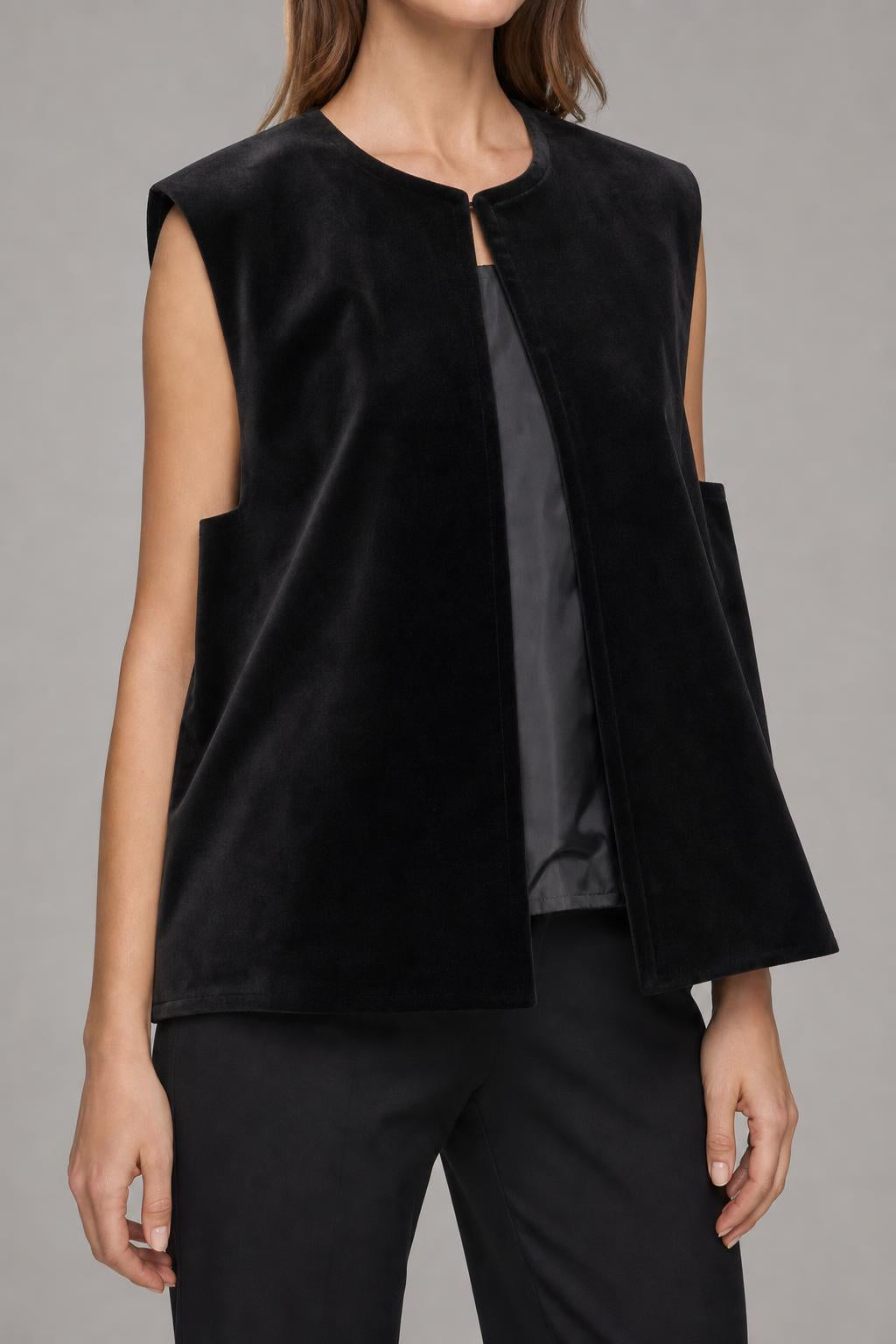 Gilet vintage donna velluto nero indossato