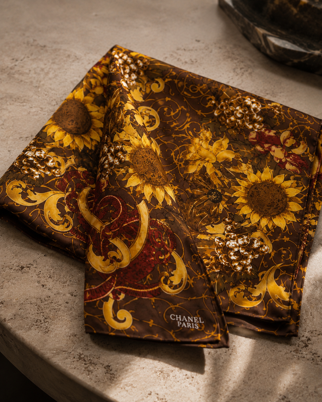 Foulard Chanel Paris in seta, stampa girasoli – Vintage