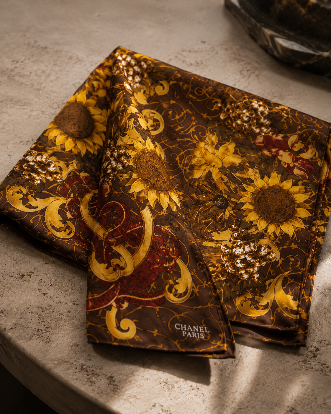 Foulard Chanel Paris in seta, stampa girasoli – Vintage