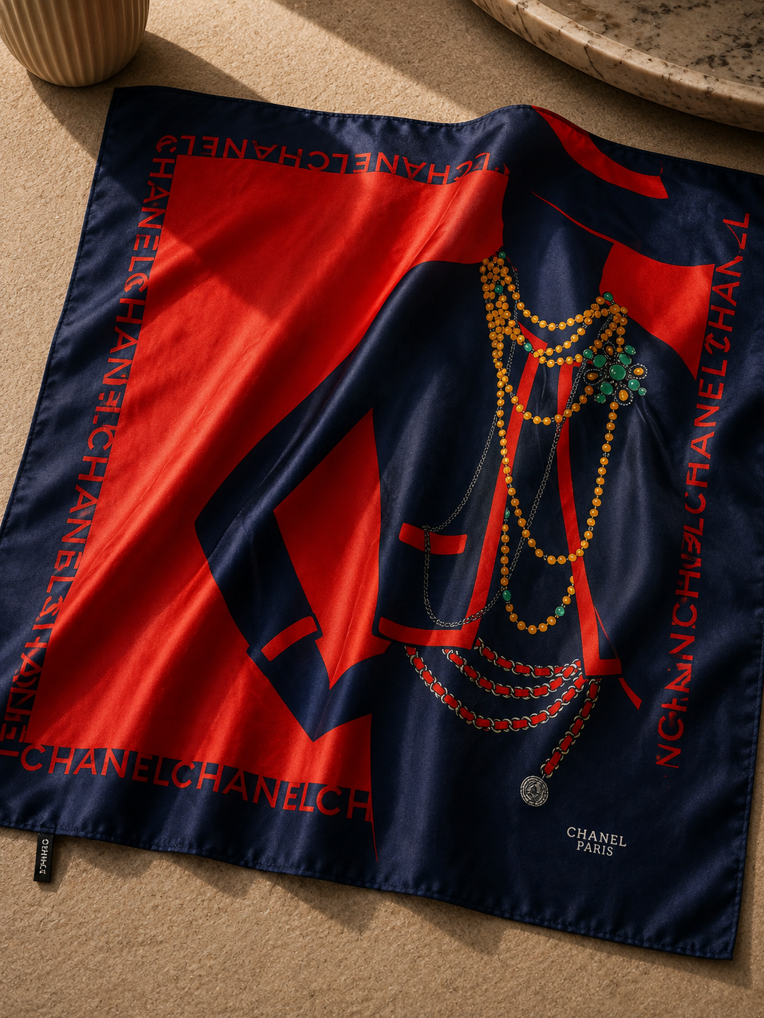 Foulard Chanel blu e rosso, stampa logo e gioielli – Vintage