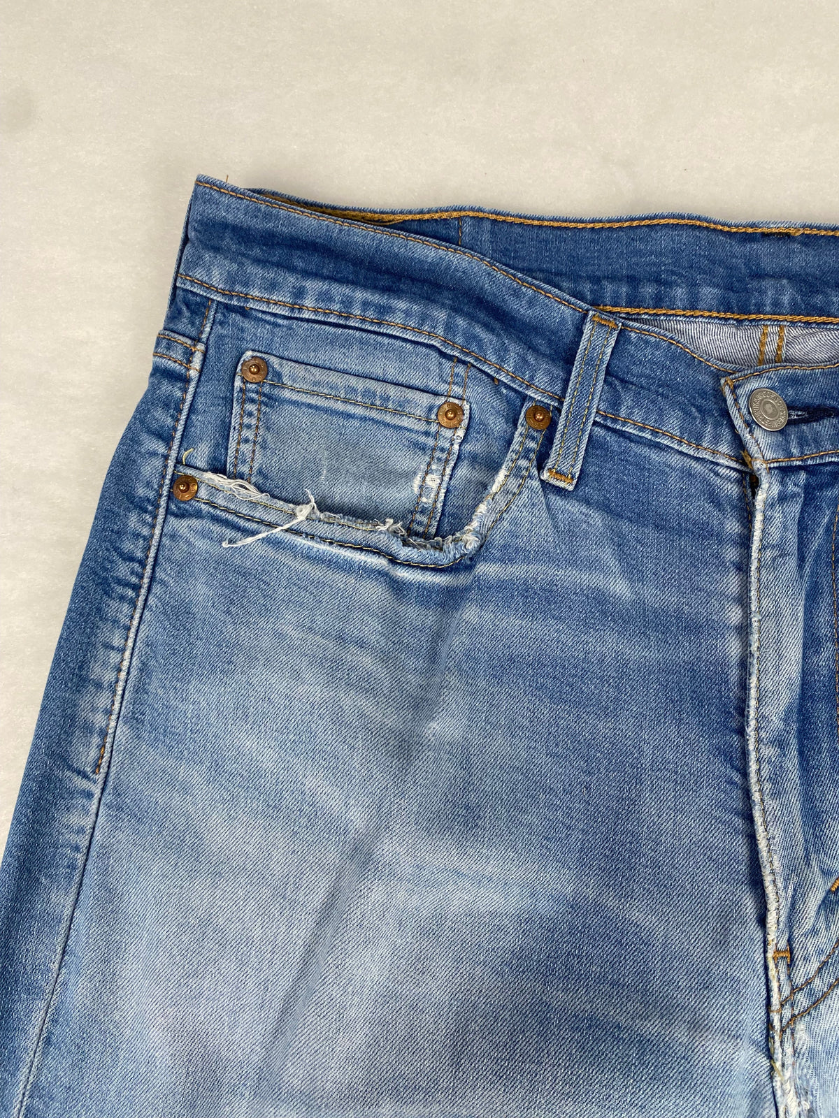 Jeans Levi's 514 dettaglio patch