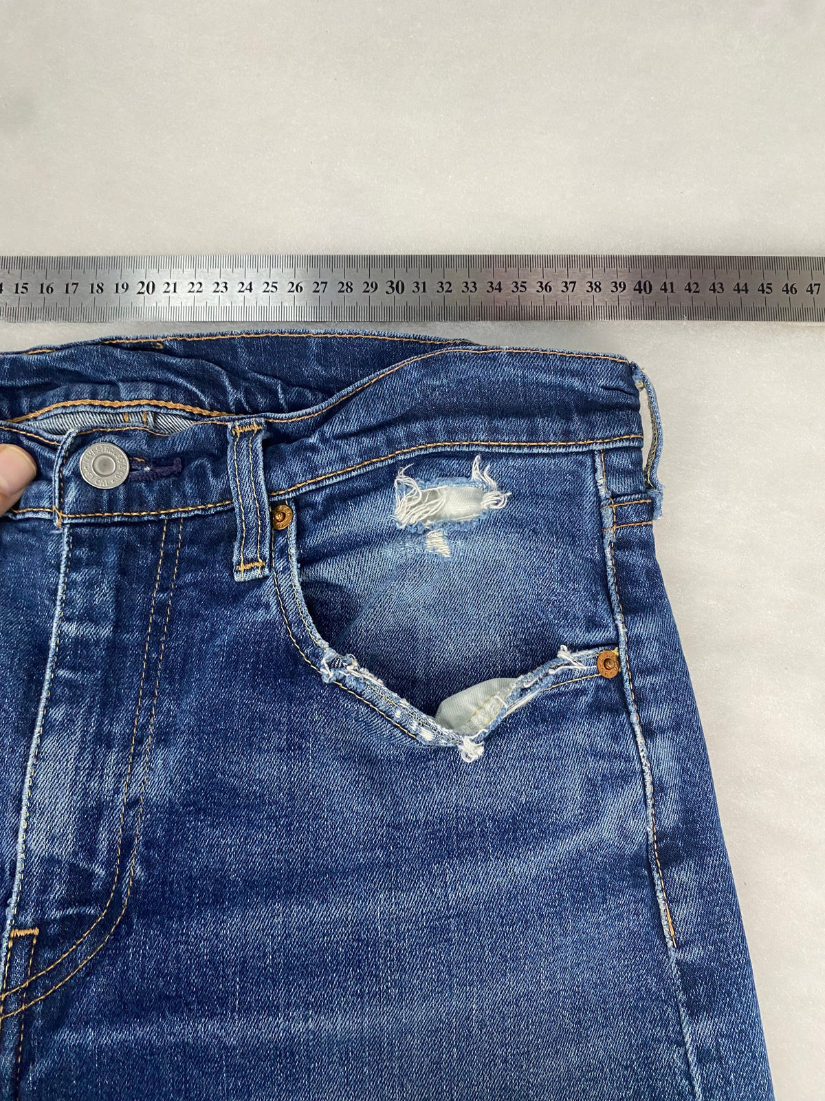 Jeans Levi's dettaglio strappo vintage
