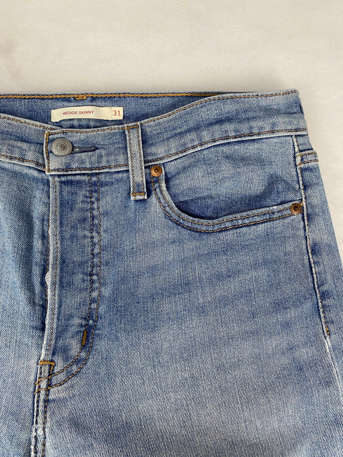 Jeans Levi's Wedgie dettaglio vita
