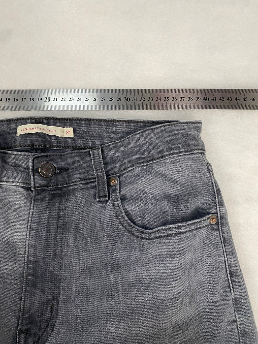 Jeans Levi's 725 grigio dettaglio