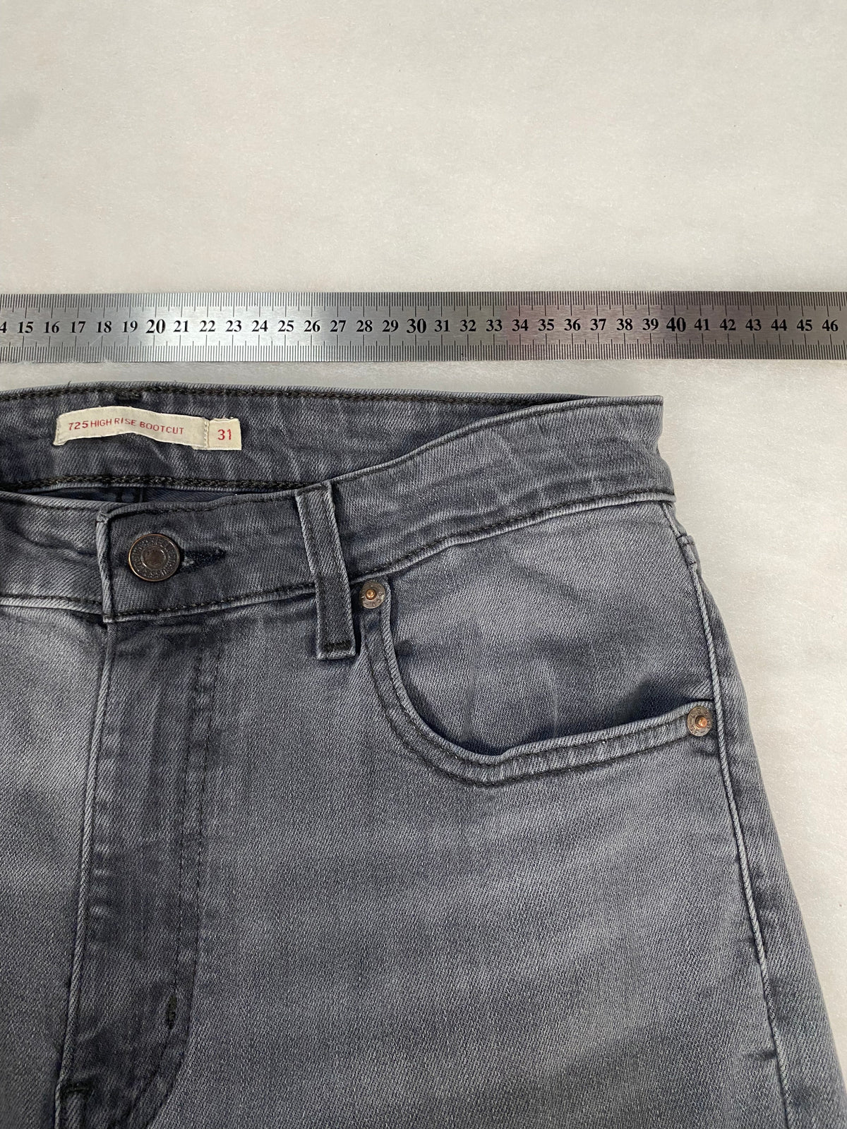 Jeans Levi's 725 grigio dettaglio