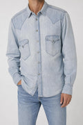 Camicia di jeans blu chiaro slavato Uomo L indossata