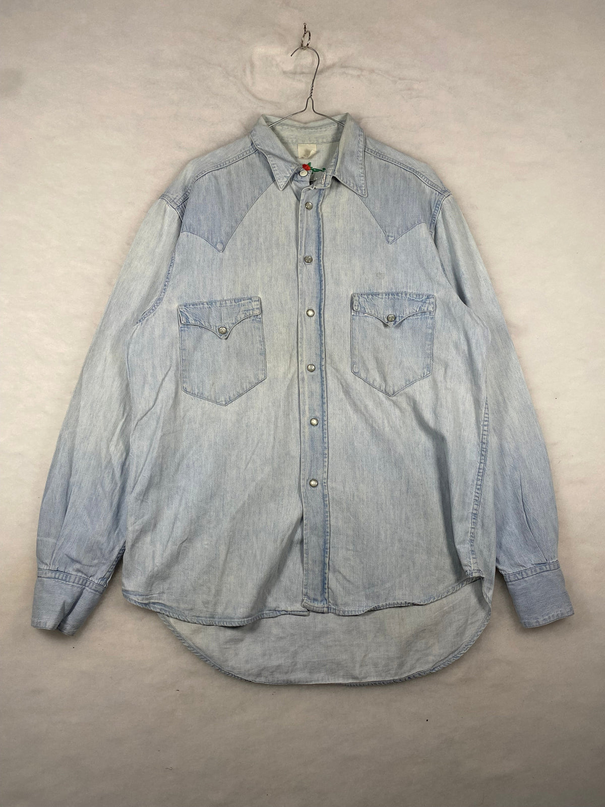 Camicia di jeans slavata distesa