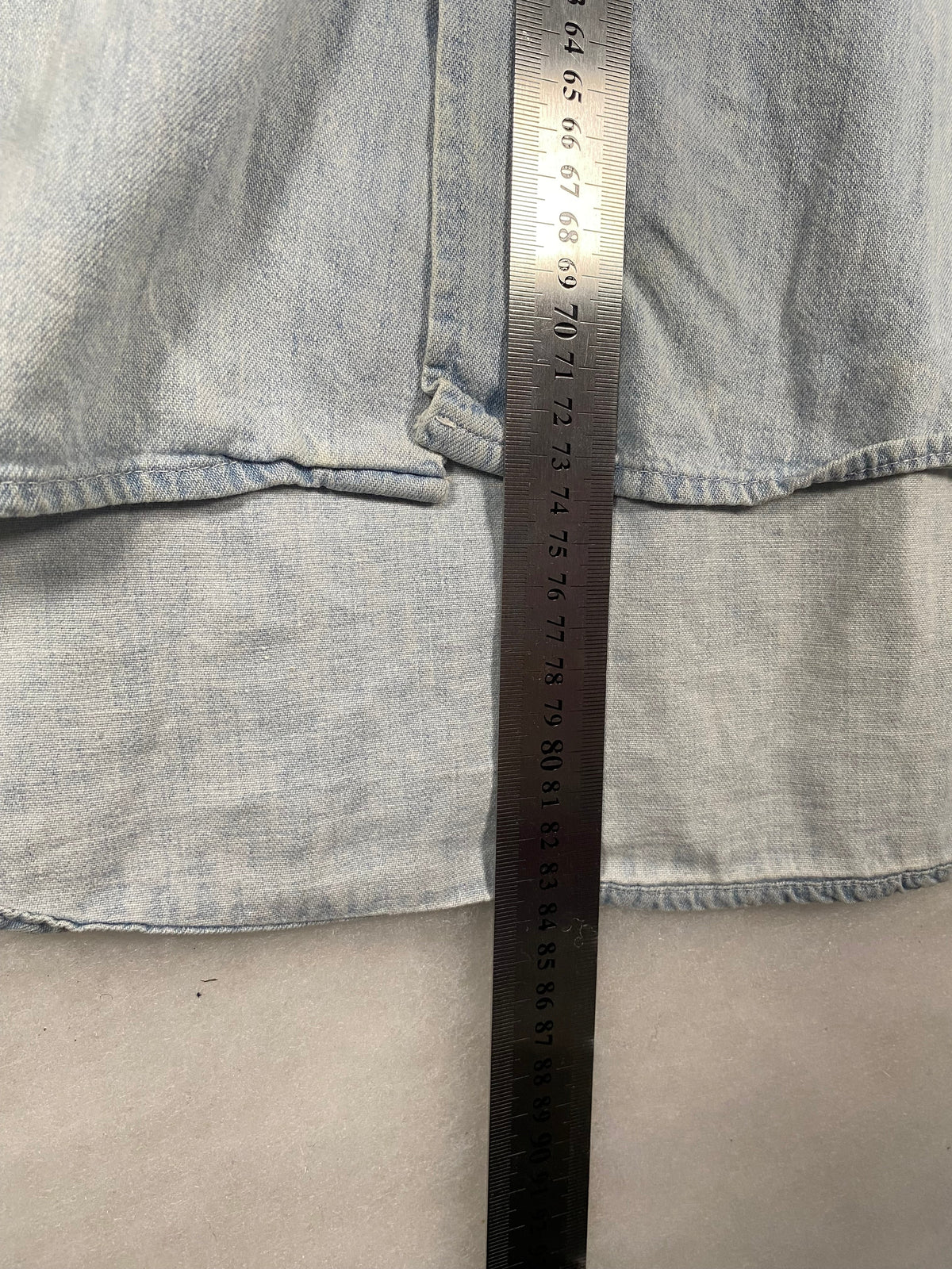 Camicia di jeans slavata dettaglio
