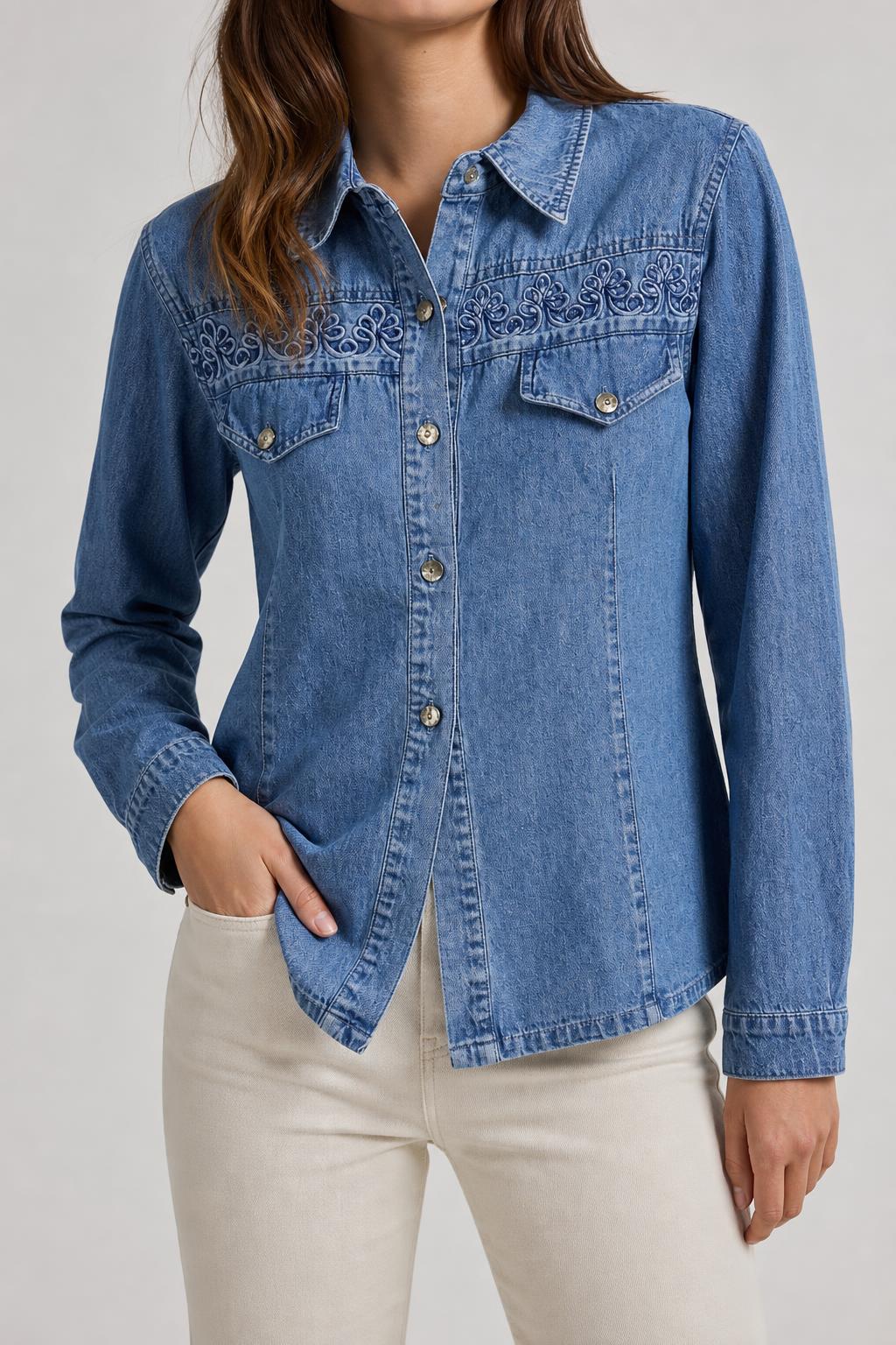 Camicia di jeans con ricamo floreale blu Donna M indossata