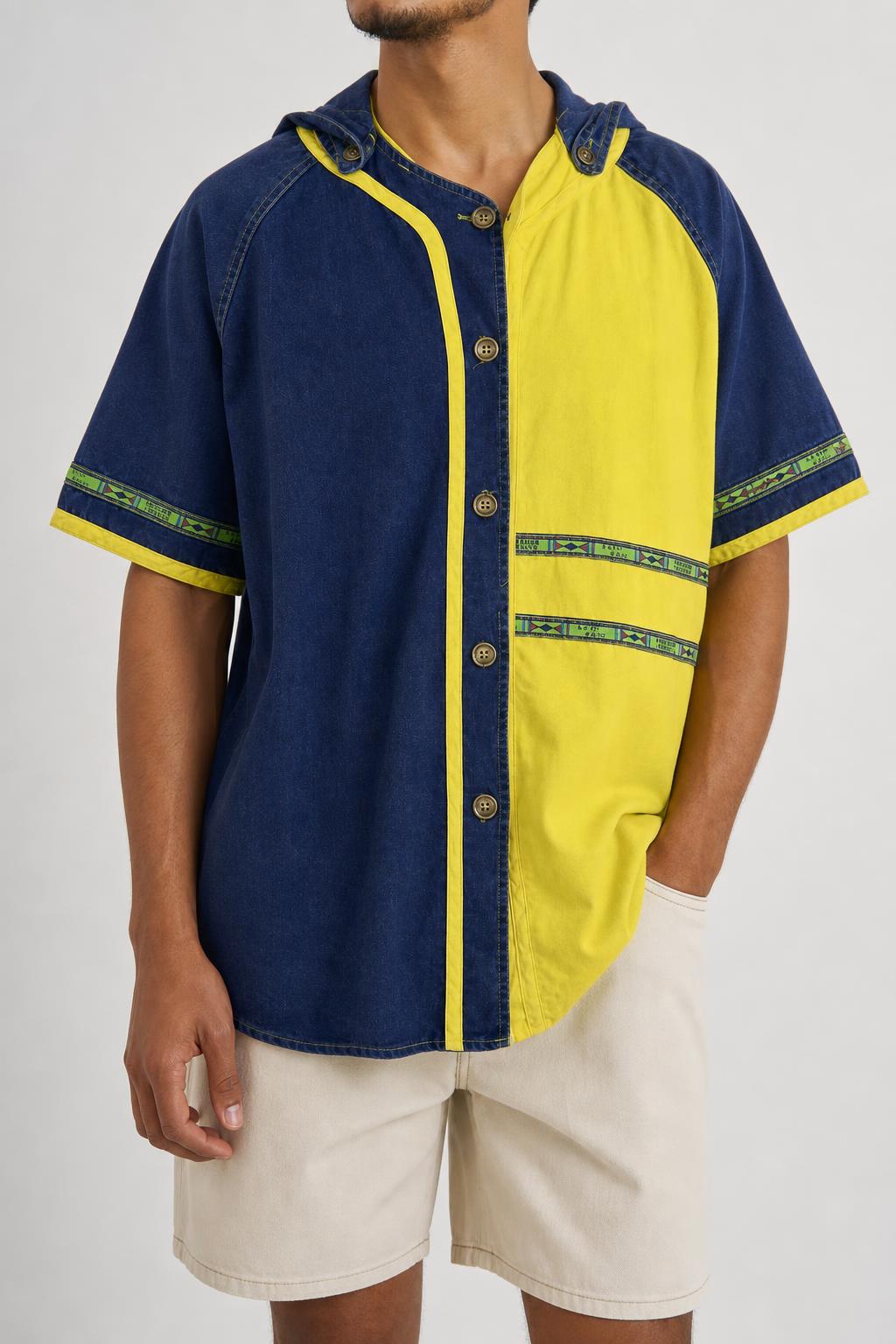 Camicia cappuccio color block blu e gialla Uomo indossata