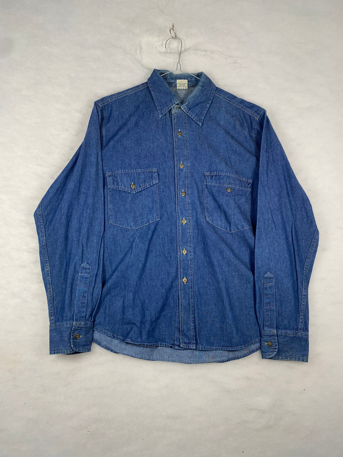 Camicia di jeans blu distesa