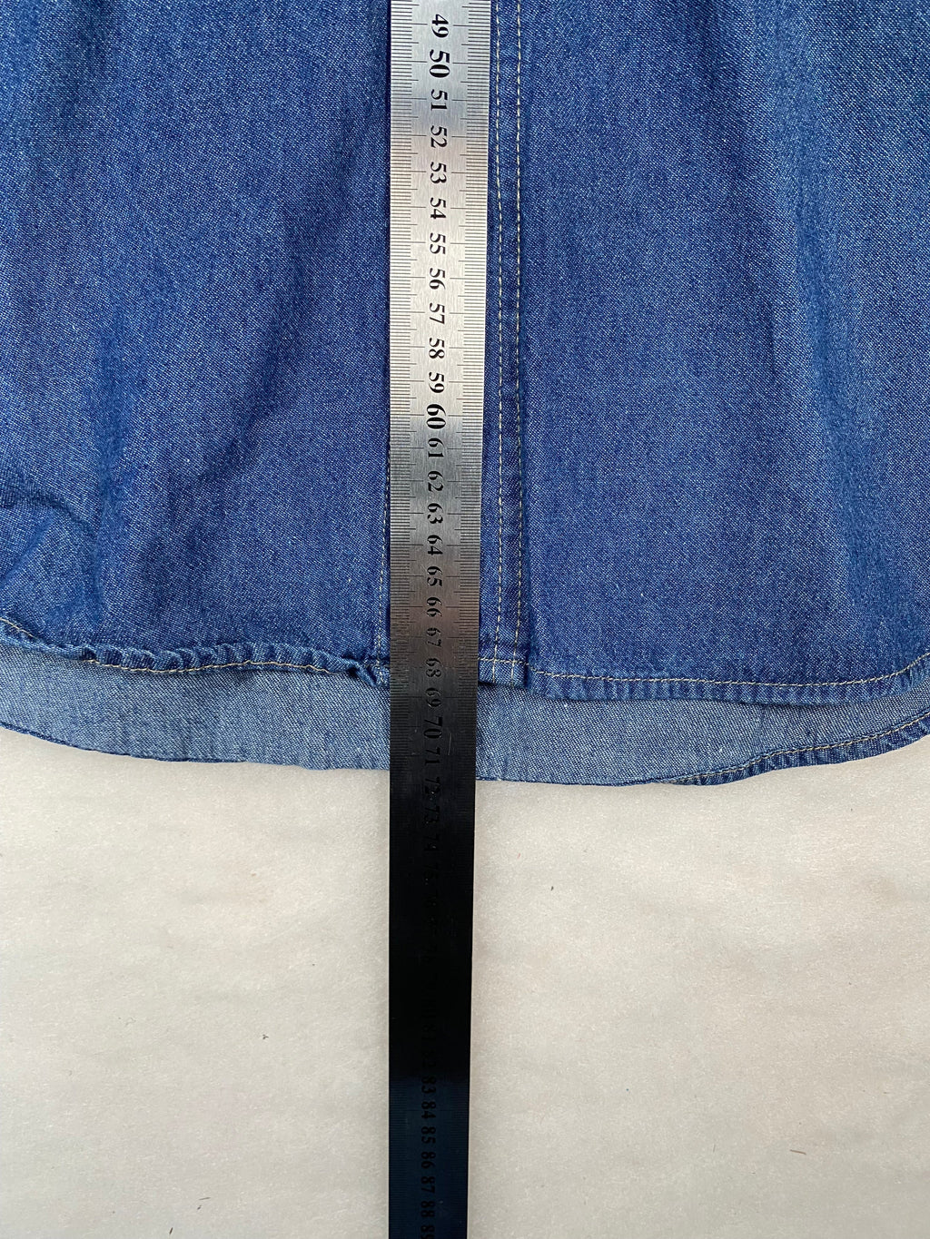 Camicia di jeans blu dettaglio