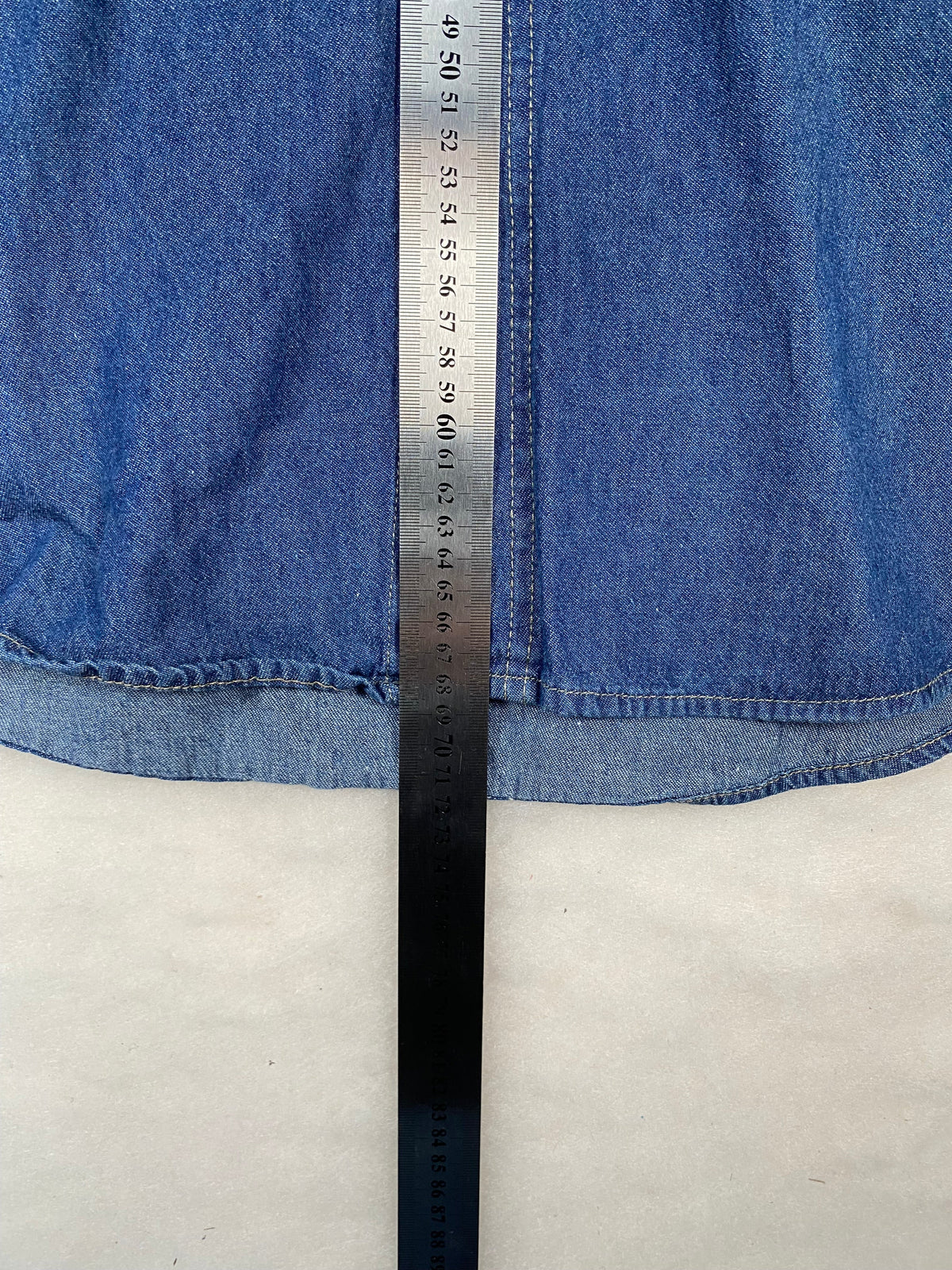 Camicia di jeans blu dettaglio