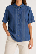 Camicia di jeans con ricamo blu Donna M indossata