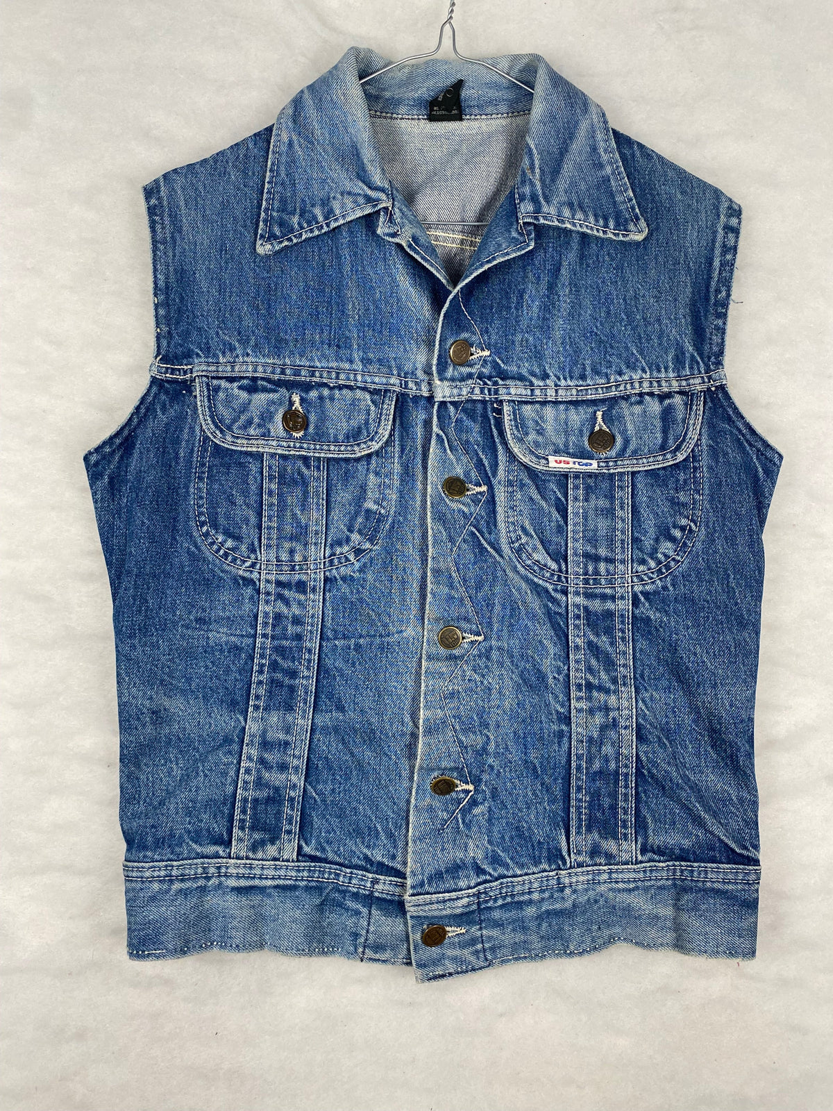 Gilet di jeans disteso