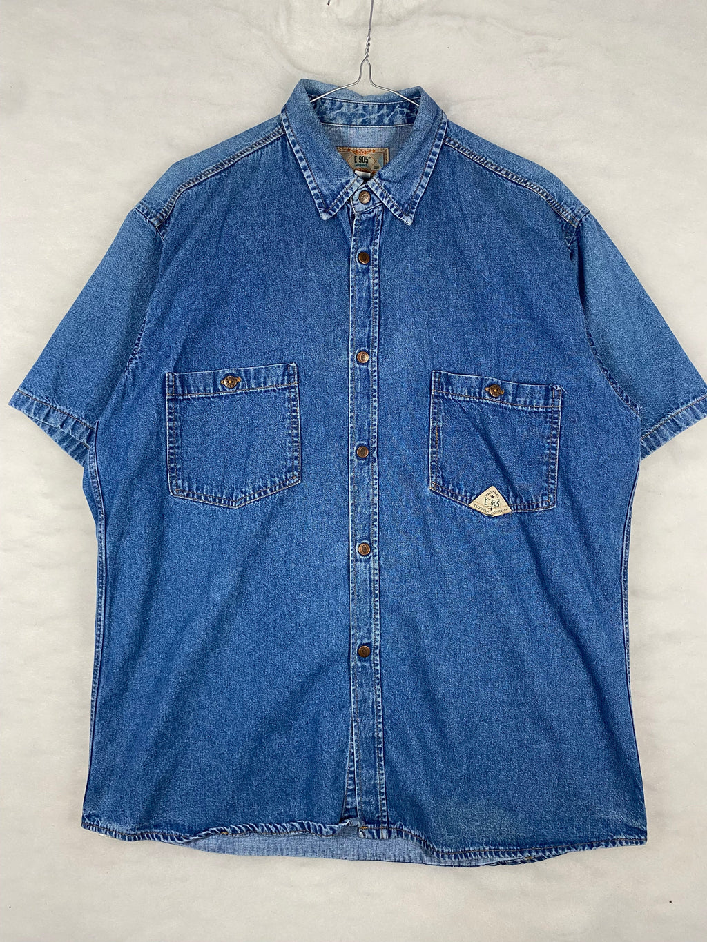Camicia di jeans E905 distesa
