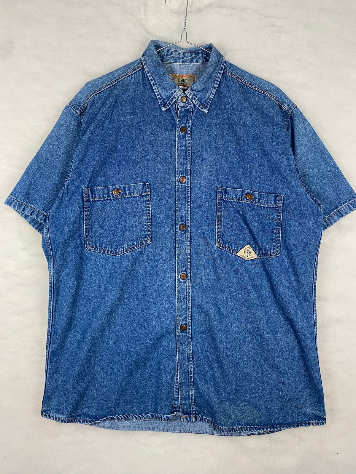 Camicia di jeans E905 distesa