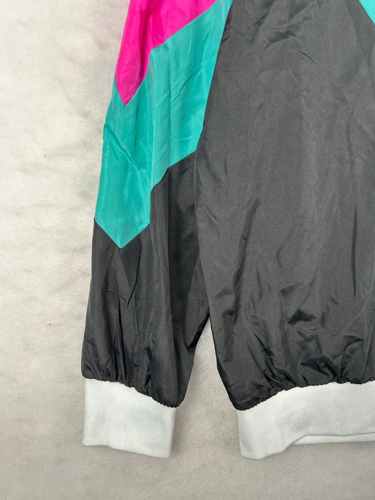 Giacca a vento anni 90 nera color block fucsia vintage – Donna L