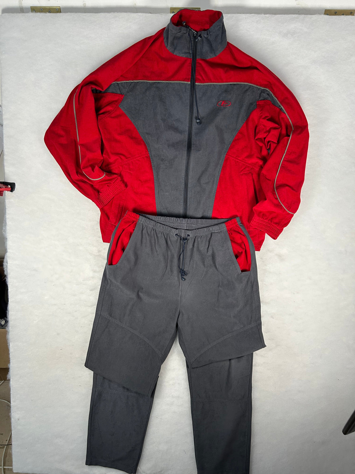 Tuta completa sportiva anni 90 rosso e grigio vintage – Uomo L