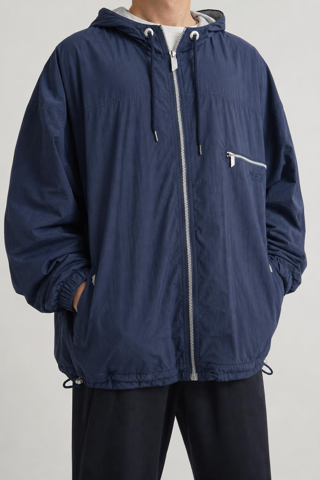 Giacca a vento blu navy vintage indossata