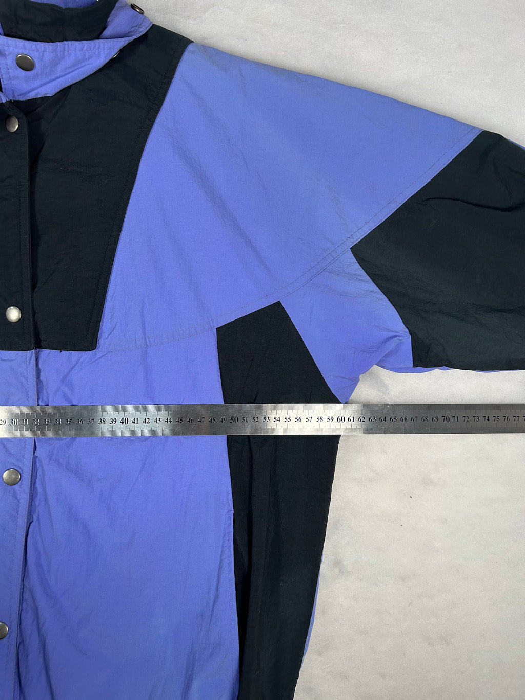 Giacca a vento imbottita anni 90 blu e nero vintage – Donna M