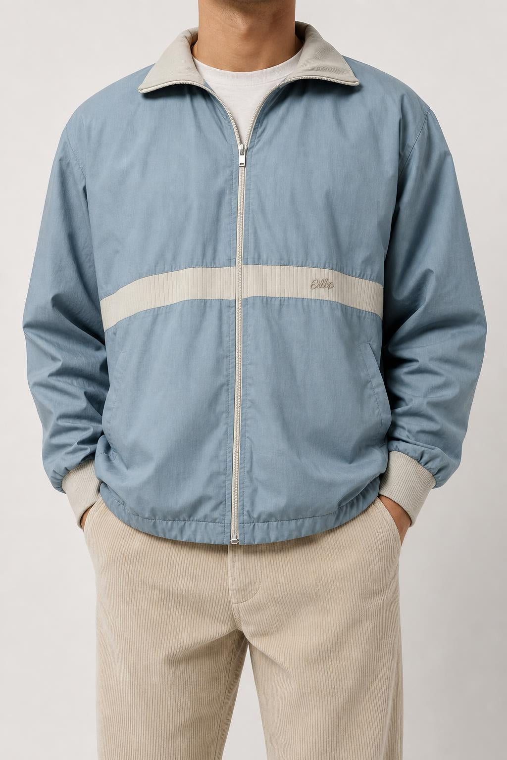 Giacca a vento azzurra vintage indossata