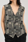 Gilet vintage donna patchwork etnico beige nero indossato