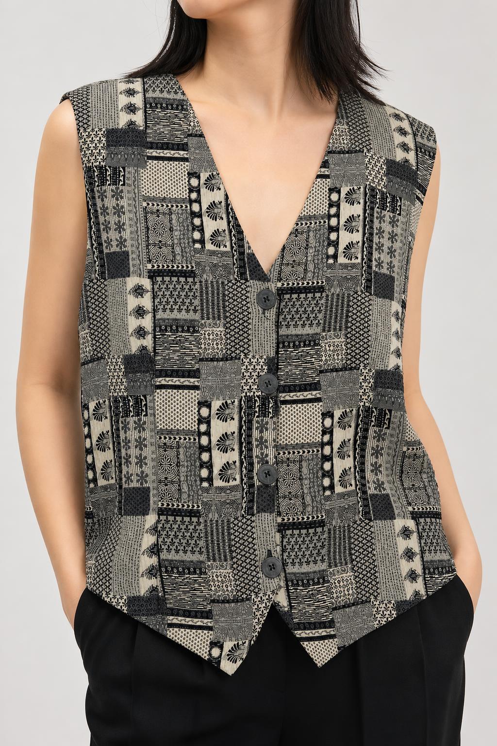 Gilet vintage donna patchwork etnico beige nero indossato