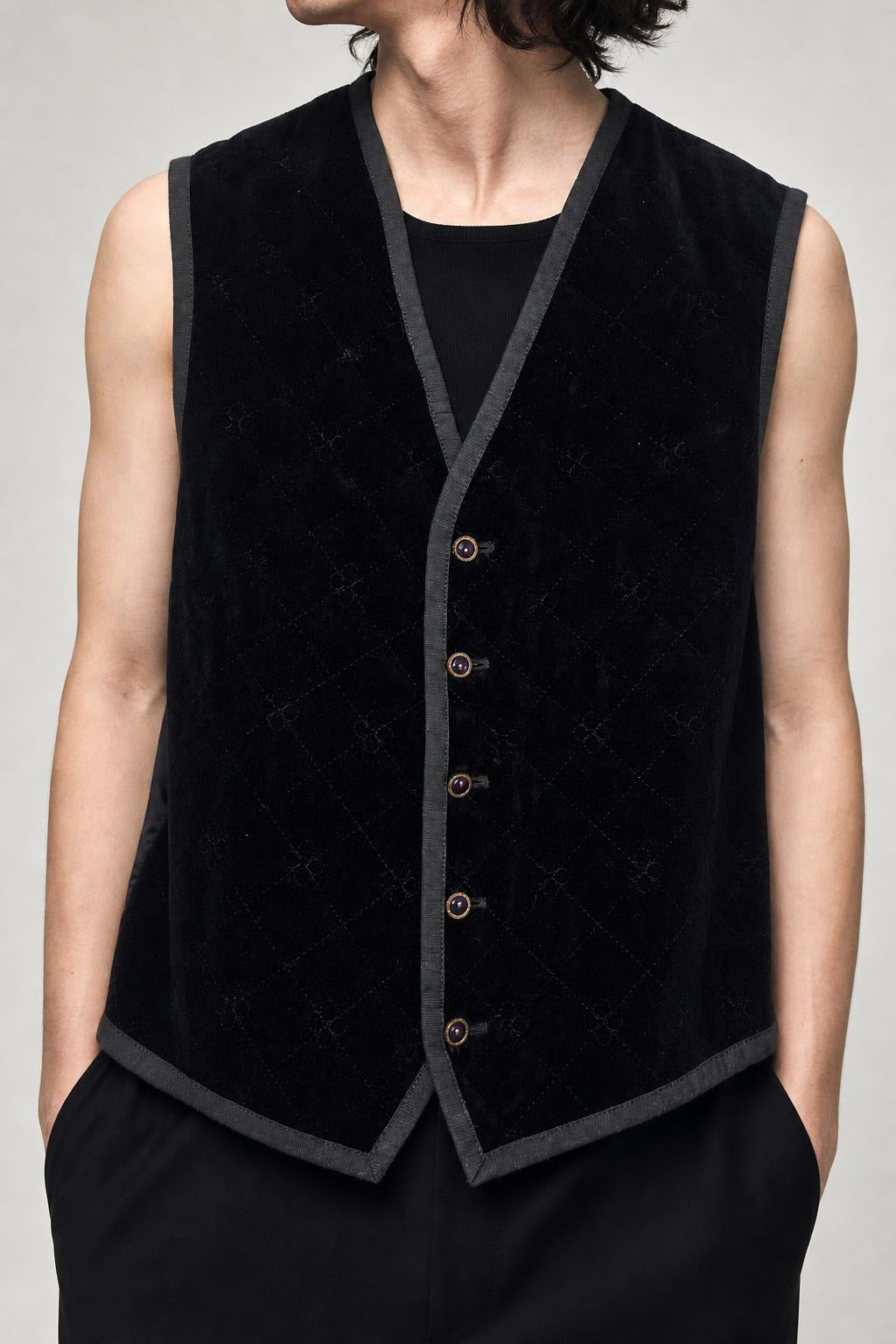 Gilet vintage uomo velluto nero bottoni gioiello indossato