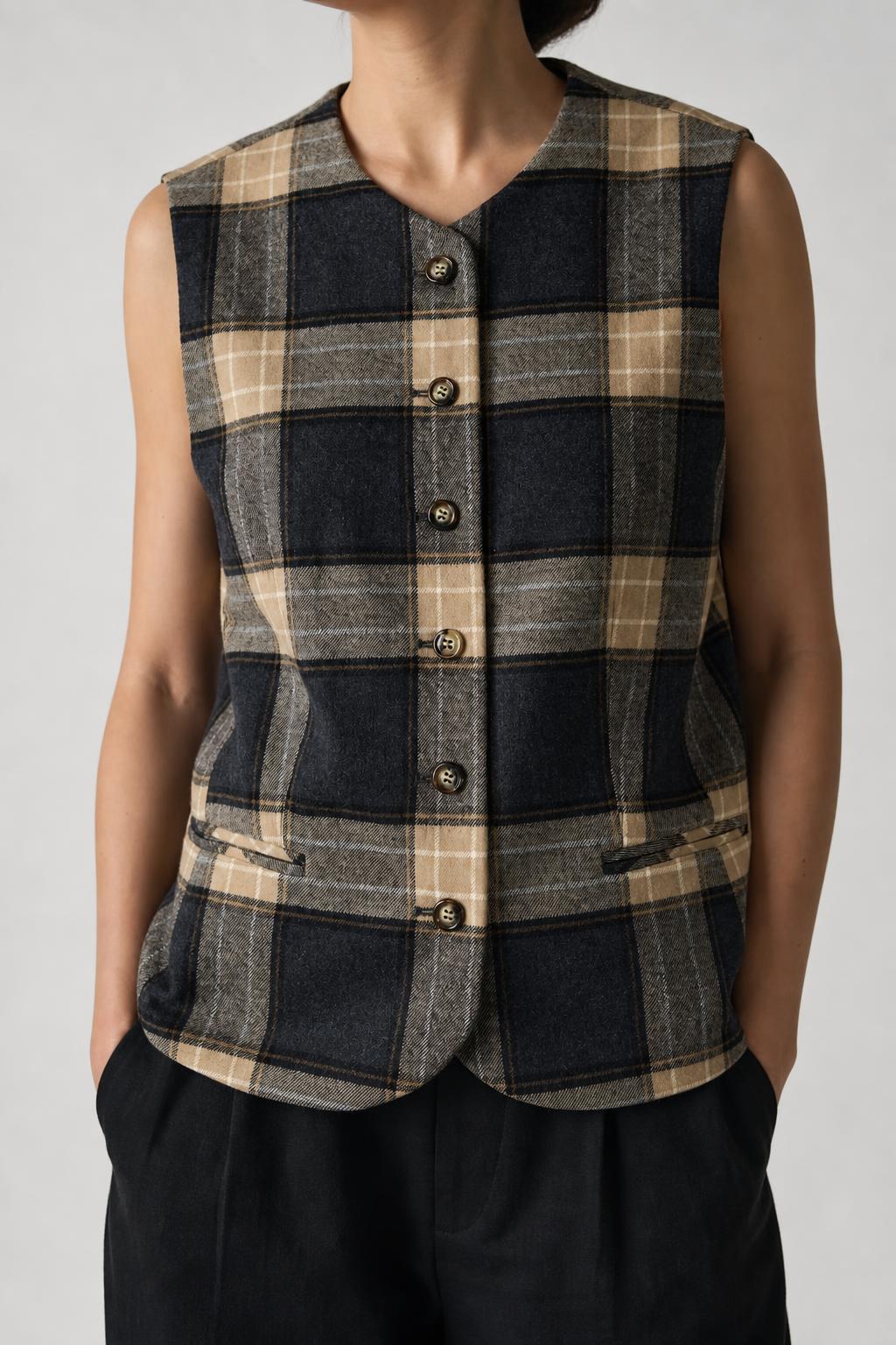 Gilet vintage donna lana tartan blu beige indossato