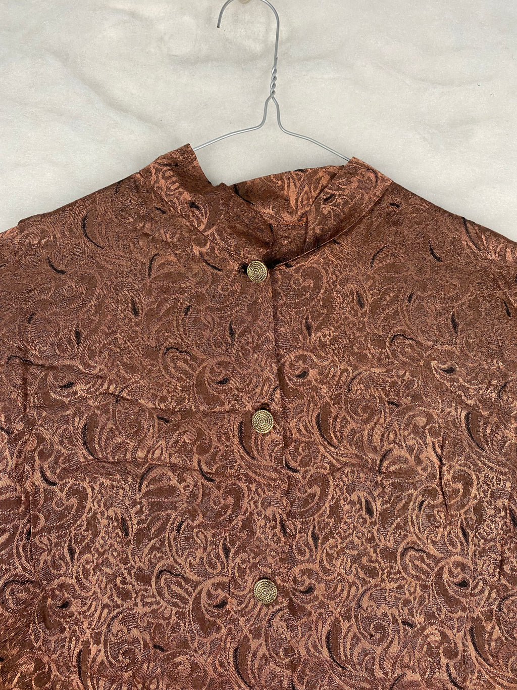 Camicia / Blusa Vintage Donna in Jacquard Damascato – Marrone con Bottoni Oro