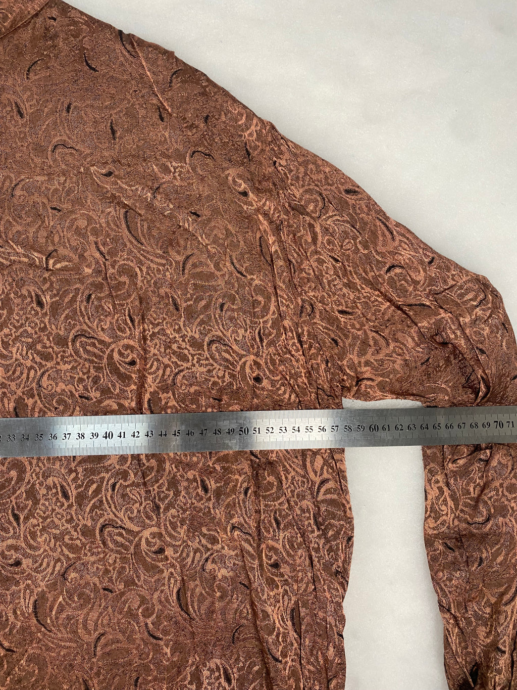 Camicia / Blusa Vintage Donna in Jacquard Damascato – Marrone con Bottoni Oro