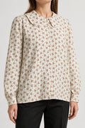 Camicia Laura Biagiotti donna bianca fiori rosa indossata
