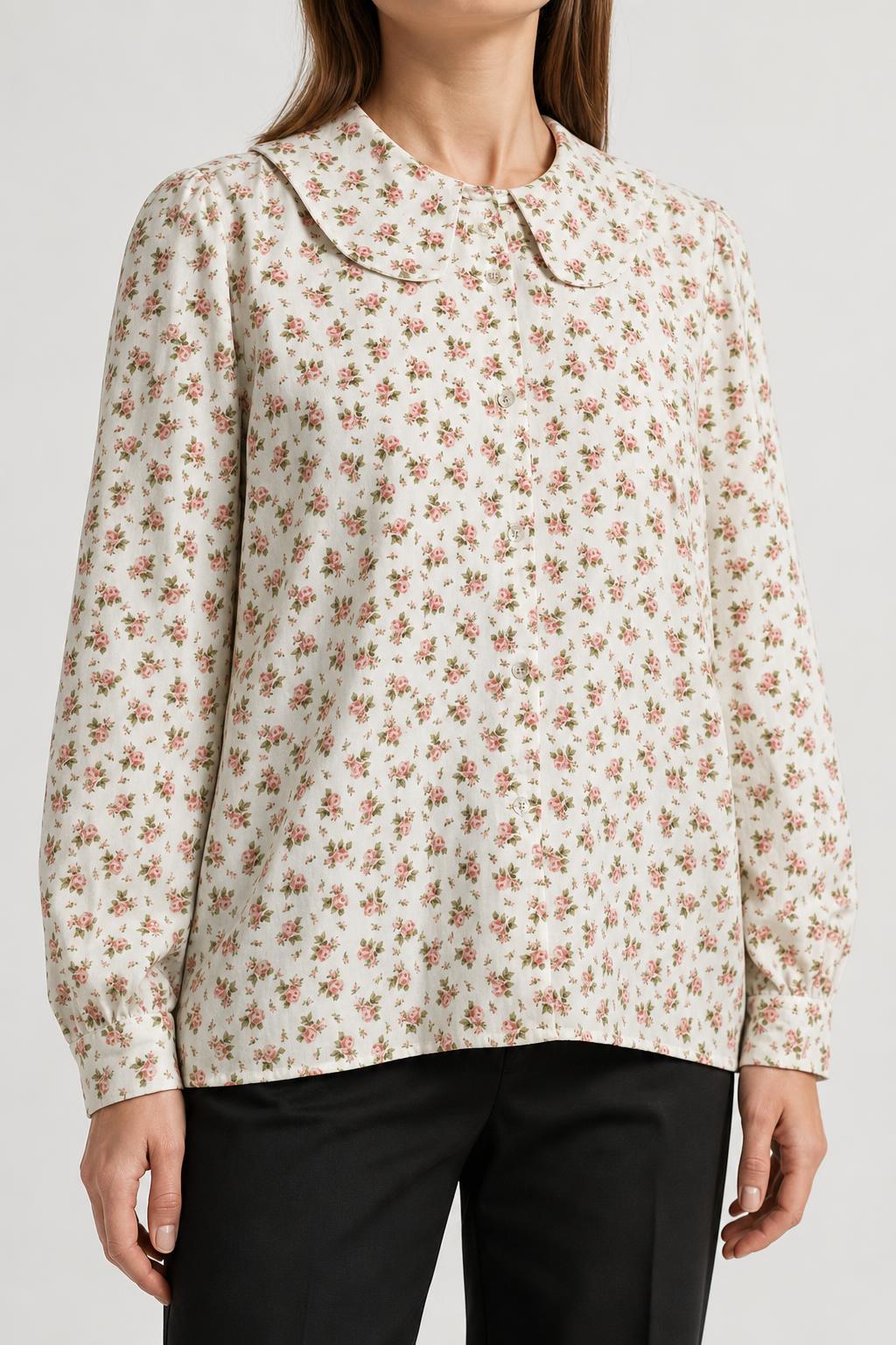 Camicia Laura Biagiotti donna bianca fiori rosa indossata