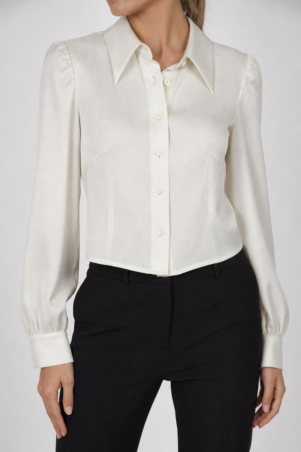 Camicia vintage donna raso avorio indossata