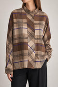 Camicia vintage donna quadri beige marrone indossata