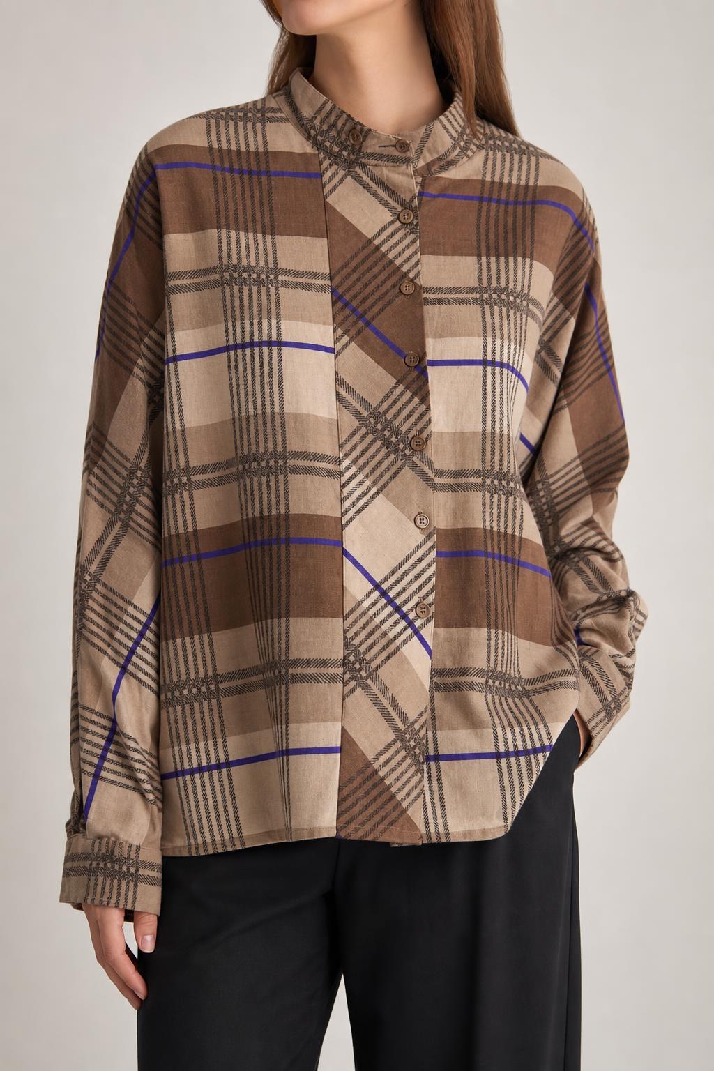 Camicia vintage donna quadri beige marrone indossata